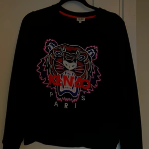 Kenzo - Svart tjocktröjan från Kenzo. Storlek M men passar mig som ofta har S. Sparsamt använd och i mycket bra skick! Säljs pga inte min stil längre. Inköpt i Kenzo butik för ca 2300kr Priset kan diskuteras!!!