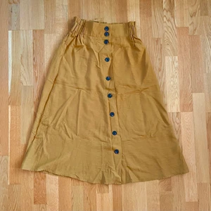 Kjol i senapsfärg, strl S - Senapsfärgad långkjol. Riktigt snygg men vet inte hur jag ska matcha. Aldrig använd. Frakt betalas av köparen. 