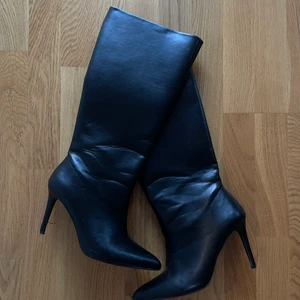 Knähöga stövlar från ASOS - Knähöga stövlar från ASOS i storlek 38. Varan finns kvar så länge annonsen finns kvar. 