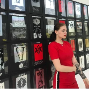 Klänning från bershka  - Kort klänning till över knäna i storlek M från bershka. Jag på bild är 176cm och 70kg. 