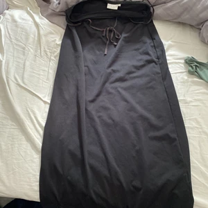 Hennes kjol strl M - En lång kjol från hennes, använd få gånger, sitter bra i midja och runt benen. Vet inte exakt när den är ifrån men nått år gammal!