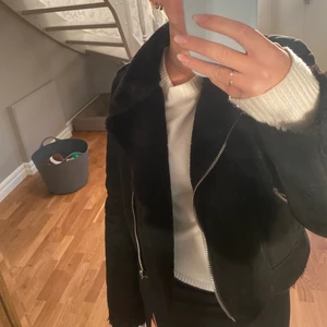 Höstjacka  - Höstjacka från zara storlek 38/M. Svart mocka imiterat material med fuskpäls inuti. Super skönt extremt varm. 