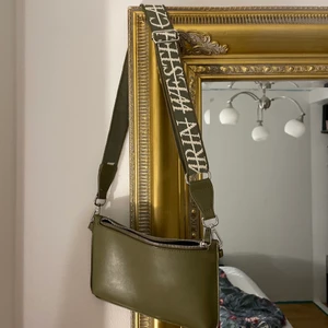 kuvertväska från carin wester - säljer min kuvertväska från carin wester. väldigt sparsamt använd, superfint skick! bandet är avtagbart. frakt ingår, skickar spårbart med postnord 💕