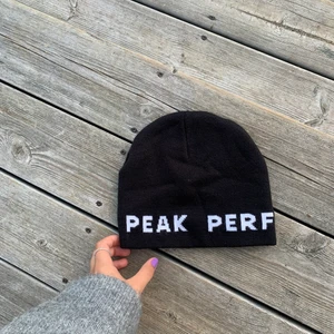 Peak performance mössa - En peak performance svart mössa som är använd en gång, därav som nyskick. En mössa som är svår att få tag på idag.  Tvättas såklart innan den skickas!! (Nypris 349 kronor)
