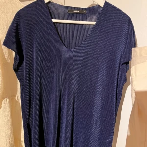 Plisserad T-shirt  - Blå plisserad T-shirt från BikBok i strl S, sitter jättefint på!!