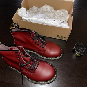 Vinröda Dr martens strl 39 - Helt oanvända dr martens i färgen ”cherry red” storlek 39, köpta för 2200, kvitto finns. Kartong och vax ingår 