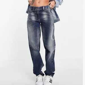 Jeans - Collusion jeans i medellåg midja, washed färg. Strl M och lång modell som går över skorna. Köparen står för frakten 📦🚛.