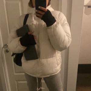 vit vinter jacka - Superfin vit vinterjacka som köptes i vintras, använt ett fåtal gånger. Från h&m men säljs inte längre. Skickar spårbarfrakt🌸🌸