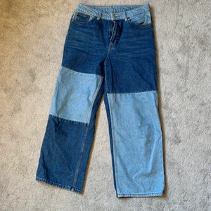 Patchwork jeans - Coola patchwork jeans från Monki, köpta för något år sedan men bara använda ett par gånger. Fortfarande fint skick och säljer då de inte rikigt är min stil längre<3 Kan mötas upp eller skicka 