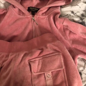 Jucy 👸🏼👸🏼 - Hejj! Detta är ett gammal kollektion av jucy couture i storlek S men passar även XXs. Bra skick inte så använda men ena fickan där bak går ej att stänga men det mörkar man inte hör av dig !!❤️❤️❤️❤️