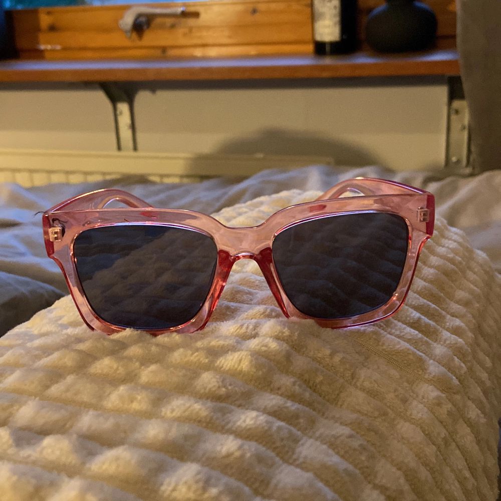 Säljer dessa par coola solbrillor, köpt på Ur&Penn och likt chimi solglasögon💕. Övrigt.