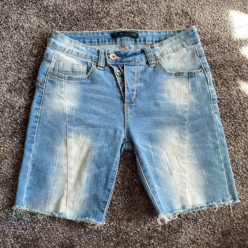 Lågmidjade jeansshorts från Blue rags. Bra skick, knappt använda. Stretchigt material. Såljer då de ej passar längre. . Shorts.
