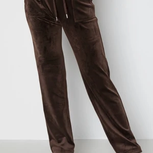 Juicy säljer  - Jag är intresserad att sälja mina bruna juicy då jag tröttnat på färgen byxorna är  Väldigt fina med bra skick inga fläckar på byxorna  För fler bilder hör av er   Pris kan diskuteras  Frakt och möts i Stockholm 