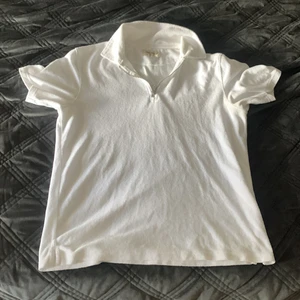 Vit Piké från East West i frottematerial - En fin vit piké från East West i skön frottematerial med dragkedja. Säljer pga att den inte kommer till användning . Släng iväg ett meddelande så löser vi pris