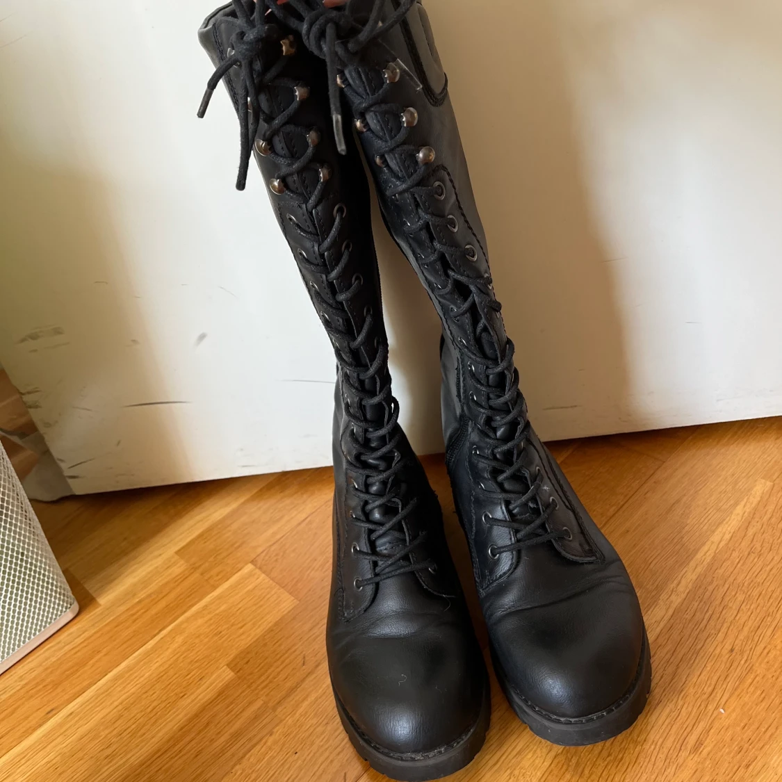 Svarta stövlar med fodring