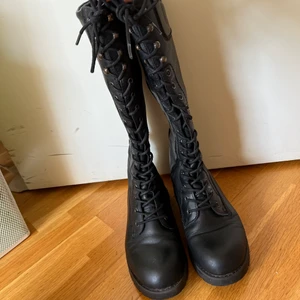 Svarta stövlar med fodring - Stövlar med fodring. Snörning finns frampå. Finns även dragkedja på innersidan som funkar på båda skorna. Ändats använda en höst. Köparen står för frakten.