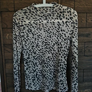 Mesh top - Långärmad topp med mesh-effekt, alltså lite genomskinlig