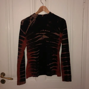 Tie dye långärmad t-shirt - super snygg långärmad tie dye t-shirt från weekday. väl använd men fortfarande i väldigt bra skick, också jätte skönt material. står storlek M men känns som S.  frakt ingår ej. 