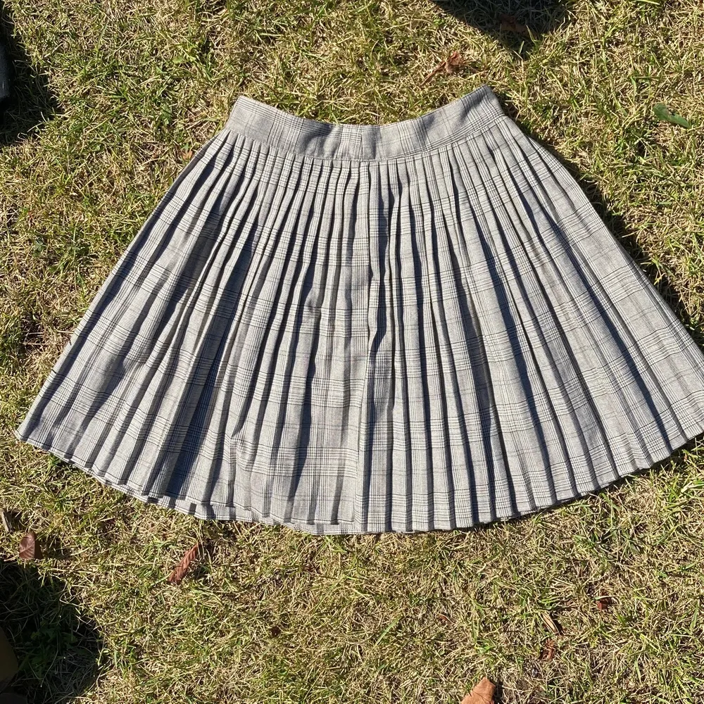 Grå-rutig plisserad kjol från HM.. Kjolar.