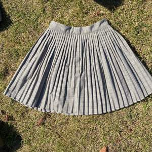 Grå-rutig plisserad kjol från HM.