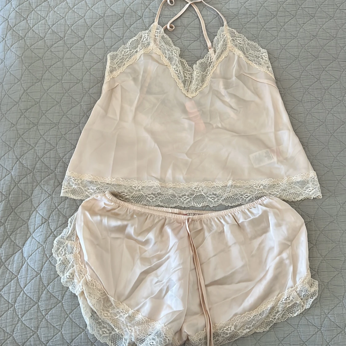 Champagnefärgat satin set