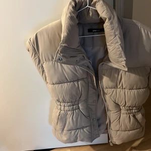 Höst väst begie  - Köpt förra året inte alls använd många gånger hål fri o fläckfri storlek S passar som en XS oxå 