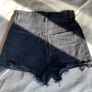 Svarta zara shorts! Använda kanske 3 gånger! Gott skick, storlek 32💞 köpare står för frakt