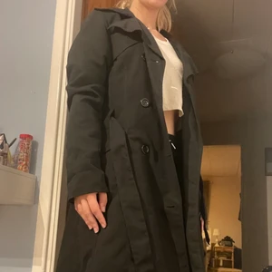 Jacka från vero moda - Jättefin med knappar. Den har också fickor. Jackan är svartare än vad det ser ut som på bilderna. Ser ut som ny 👌🏻