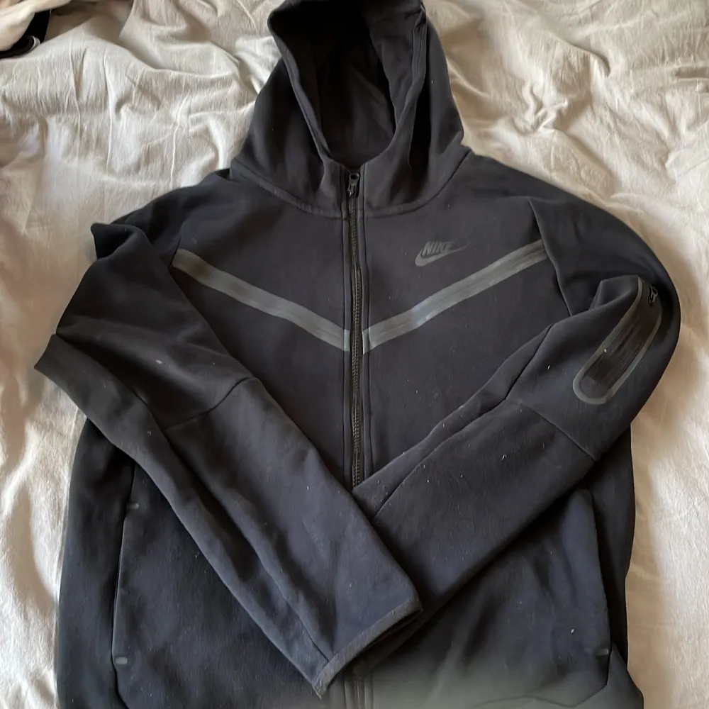 En fin Nike tech hoodie i bra skick som är i XL i barnstorlek (158-170) dvs XS-S. Säljer för 700 och ordinarie priset ligger på 1250kr❤️❤️. Hoodies.