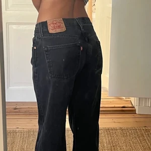 501 Levis lowwaist  - Levisbyxor som jag köpte för ungefär en vecka sen av en jättegullig tjej, byxorna passade tyvärr inte och därför väljer jag att sälja dom. Byxorna i sig är väldigt snygga och har bra längd i benen. Jeansen är i bra skick och inga skador förekommer på dom.