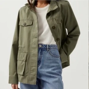 Grön jacka  - Säljer denna så snygga gröna jacka perfekt nu till hösten! Säljer för 399 storlek M 💘🍂kom privat vid intresse ! Köpt på kappahl 