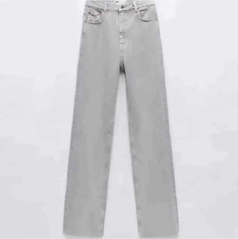 Ljusgråa jeans från zara storlek 36. Säljer då dom inte kommer till andväning. Endast testade. Jeans & Byxor.