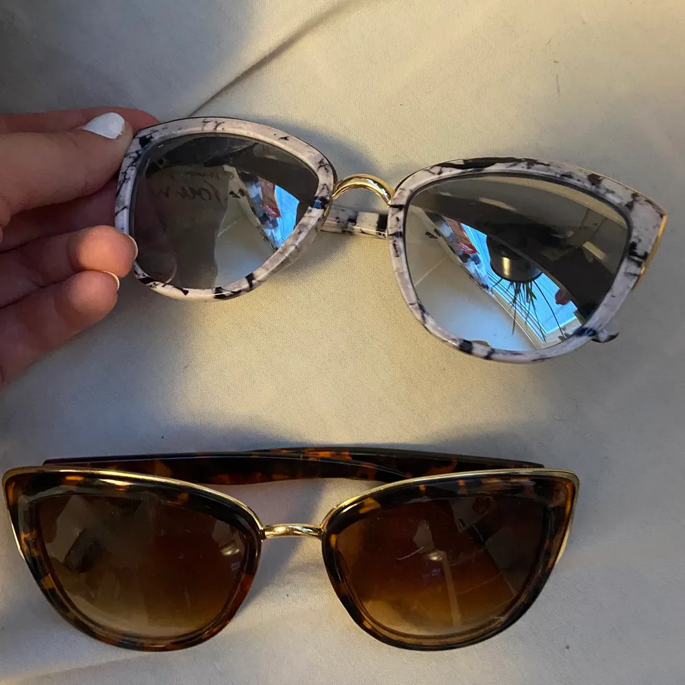 Säljer dessa två med solglasögon ett par bruna och ett par med marmor. Skit snygg modell. Båda för 120 eller ett par för 70 🤍. Övrigt.