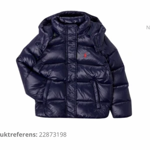 Ralph Lauren jacka - Säljer min fina dunjacka från Polo Ralph Lauren som köptes förra vintern men är i väldigt bra skick. Köptes för 3000kr och man kan buda, storlek xs/s Hittar inte den exakta bilen på jackan men den är köpt på Johnells! DIREKTPRIS 900kr