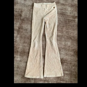 Utsvängda byxor  - Säljer dessa pga att den inte kommer till nån användning. Säljer ett par exakt likadana i svart. Dessa passar mig och jag är 155cm lång så de är stora i storleken. Det är bra skick på de och inga synliga tecken på användning 