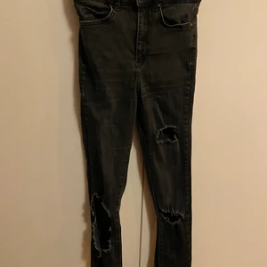Svarta Håliga jeans  - Fina svarta jeans. Dom är små i storleken. Och dom är mjuka!