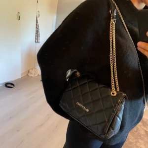 Valentino väska ny - Säljer nu min valentino väska. Man kan ha den med både kort och långt band. Rymmer mycket saker. Använd max 10 gånger, dvs mycket fint skick!👍🏼 den ser helt ny ut.