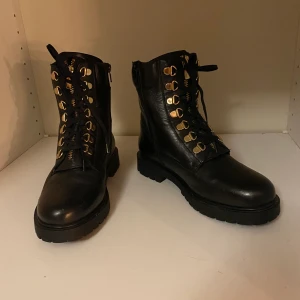 Fina vårskor - Fina svarta skor. Använda 1 gång.  Sitter bra 