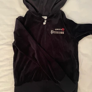 Kofta - Supersöt kofta i samma material som juicy tröjorna. Är i barnstorlek men sitter jättegulligt på en XS! Väldigt baby tee/ 2000s vibes av den! Så fint skick dessutom!❤️ bara att fråga frågor och om fler bilder!❤️