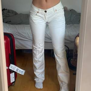 skit snygga jeans från second hand i london❤️‍🔥❤️‍🔥 perfekt lösa o lowwaist ÄLSKAR! har aldrig använts efter köp så toppskick!! 