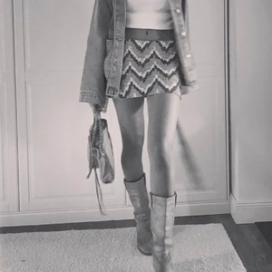 Zara kjol - Säljer nu en kjol från zara som är lite missoni liknade💞kontakta privat via intresse💞