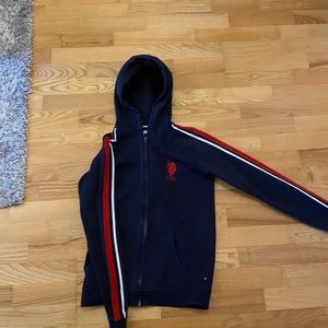 U.S Polo Assn. Zip hoodie - Använd samt tvättad. Köparen står för frakt. Priser kan diskuteras.