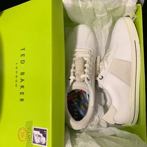 Ted Baker - Helt oanvända Ted Baker då jag köpte liknande i annan färg. Fräscha och stilrena. Tyvärr fel låda, hittar inte original.