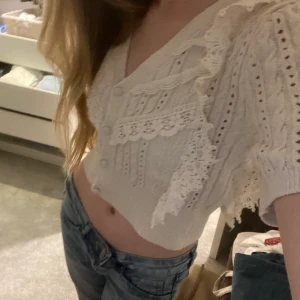 Zara tröja - Så fin zara tröja, storlek M men passar på mig som är S, använd två gånger. Väldigt fint skick. Nypris: 359kr. KÖPAREN står för frakt