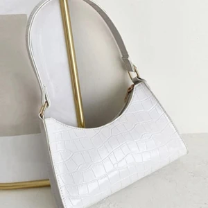 Väska - Vit axelväska☺️