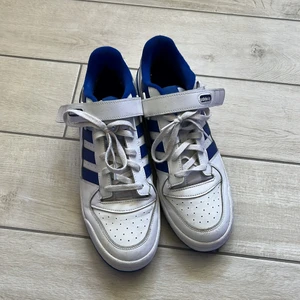 Adidas forums low - Storlek 46 Liten fläck på ena skon som visas på sista bilden 