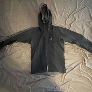 Haglöfs jacka - Hej, nu säljer jag min haglöfs som jag haft i nån vecka säljer eftersom har ingen användan av den då jag köpt en ny. Skicket 9/10 skulle jag säga helt ny nästan. Passar perfekt till regniga dagar. Skriv gärna för fler frågor eller funderingar.