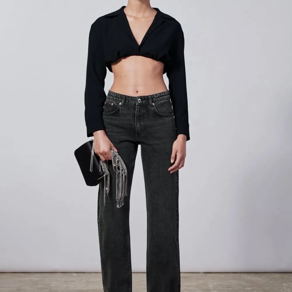 Mörkgrå mid rise jeans från Zara, superfin passform men börjar tyvärr bli för små för mig✨. Jeans & Byxor.