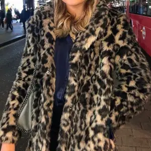 Säljer nu denna supersnygga pälsjacka/kappa i leopardmönster från Linn ahlborgs kollektion med nakd🐆 perfekt till hösten och vintern! använd ett fåtal gånger men är precis som ny🖤 köpt för 700kr