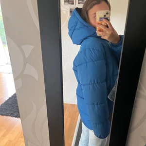 Vinterjacka  - Skön jacka till vinter! Köpt på Cubus förra vintern. Verkligen så varm och så skön, även lik fjällräven jackan! Köparen står för halva frakten💞